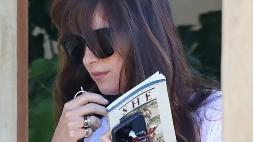 Mỹ nhân “50 sắc thái” để mặt mộc xinh đẹp ra phố