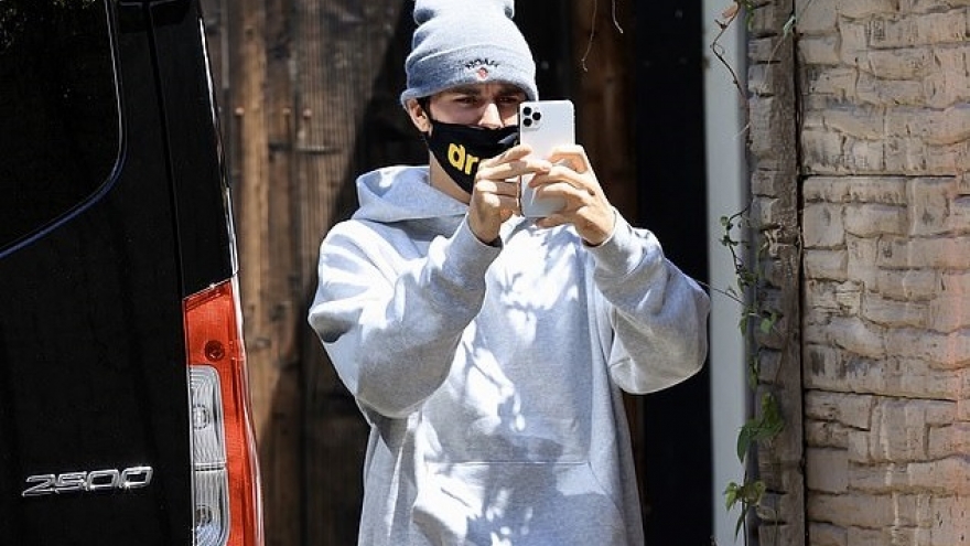 Justin Bieber đeo khẩu trang, mặc đồ xuề xòa ra phố ngay khi vừa trở về Mỹ