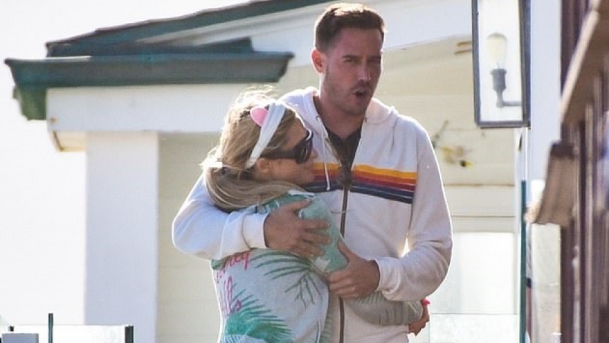 “Nữ hoàng thị phi” Paris Hilton quấn quýt tình mới không rời trên bãi biển