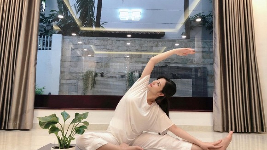 Chuyện showbiz: Đông Nhi khoe nhan sắc xinh đẹp dù đang mang thai tháng thứ 5