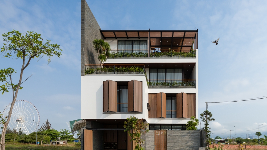 Biệt thự sử dụng cửa gấp hiện đại tại Đà Nẵng