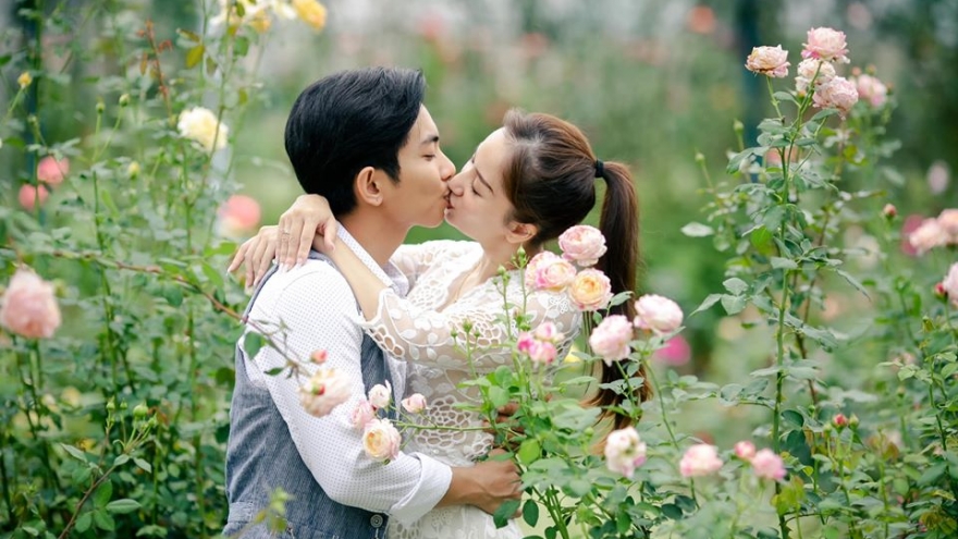 Chuyện showbiz: Khánh Thi ngọt ngào hôn chồng trẻ giữa vườn hoa hồng