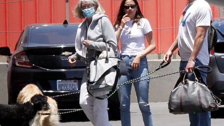 Ben Affleck và tình trẻ mặc đồ đồng điệu trở về nhà sau chuyến đi chơi