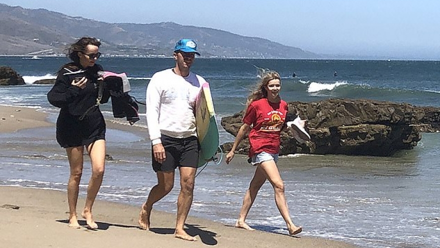 Kiều nữ “50 sắc thái” vui vẻ đi dạo biển cùng bạn trai