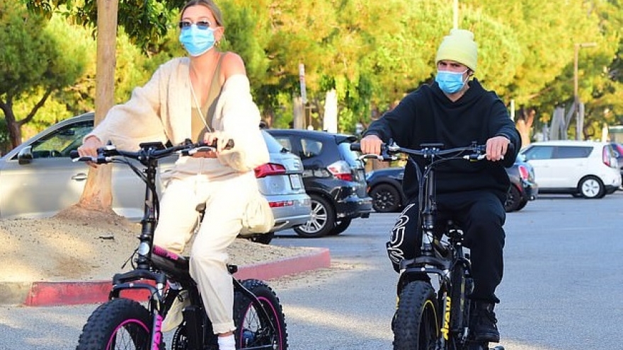 Vợ chồng Justin Bieber hào hứng đạp xe quanh phố trong ngày nắng đẹp