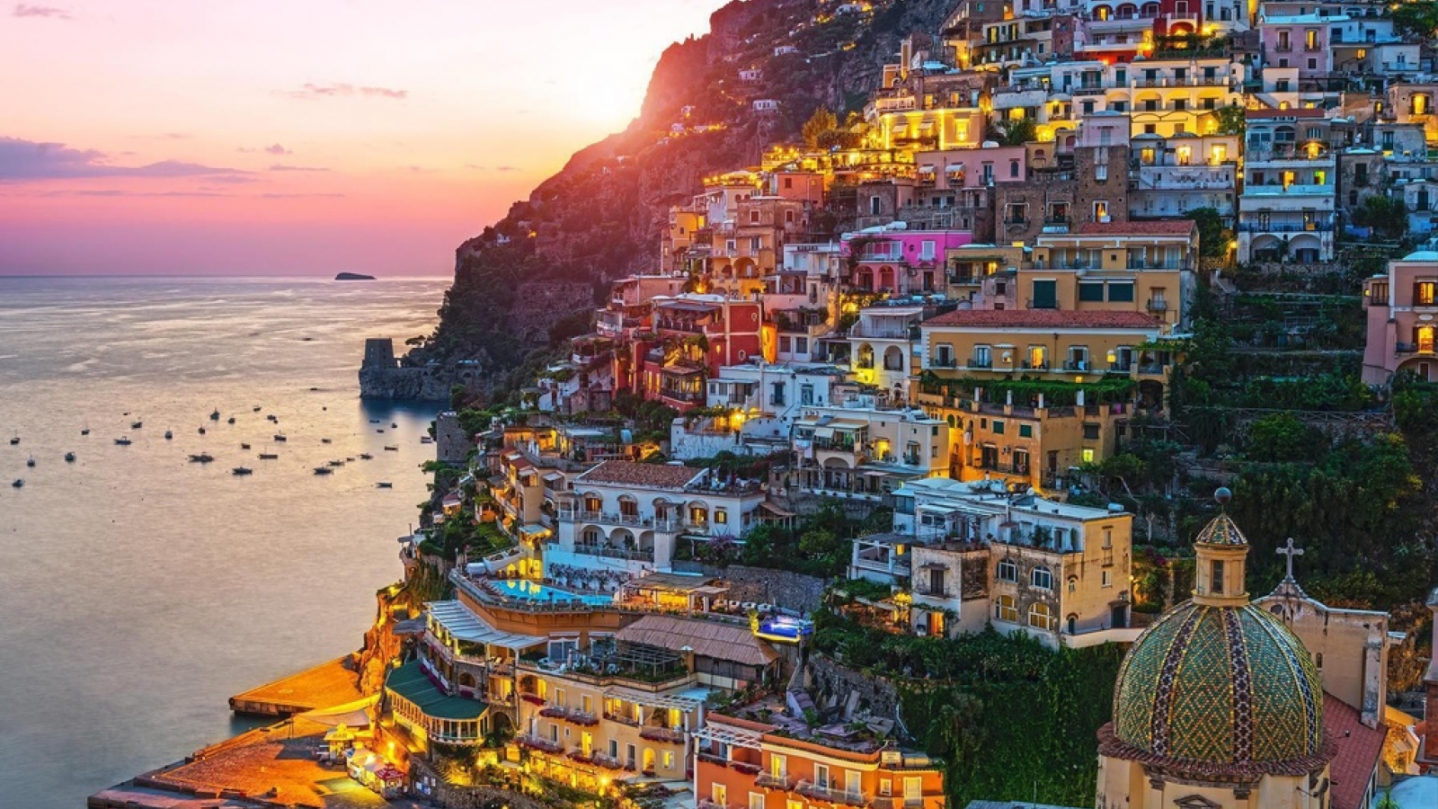 Phố biển lãng mạn, hút tín đồ xê dịch ở Italy
