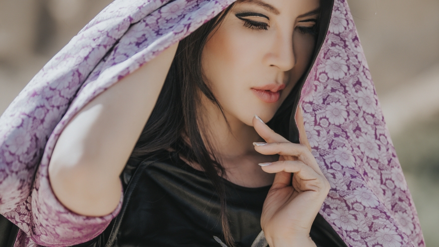 MC Thanh Mai thả dáng cùng áo dài trên sa mạc Israel