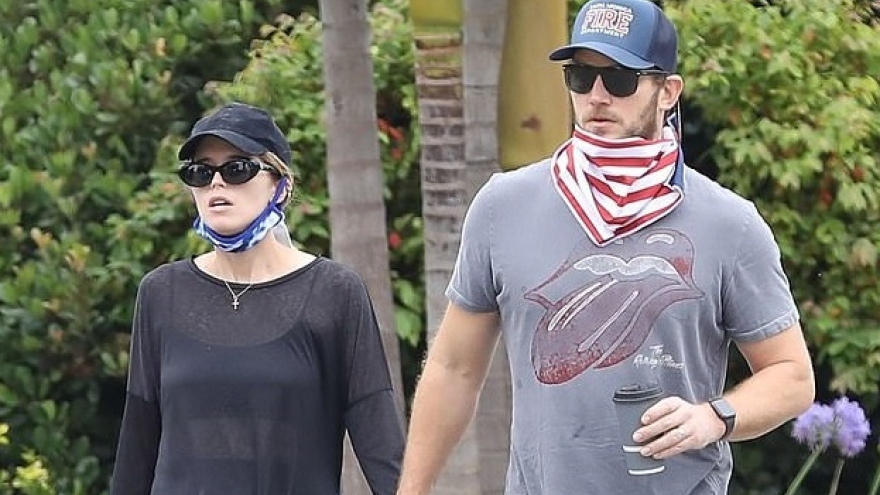 Con gái “Kẻ hủy diệt” lộ rõ bụng bầu, tình tứ ôm chồng khi đi dạo phố