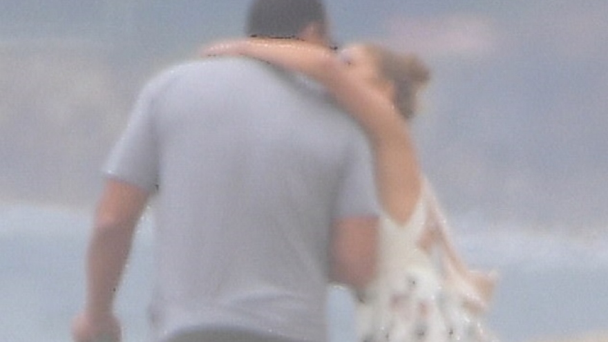 Jennifer Lopez ngọt ngào hôn bạn trai kém 6 tuổi trên bãi biển