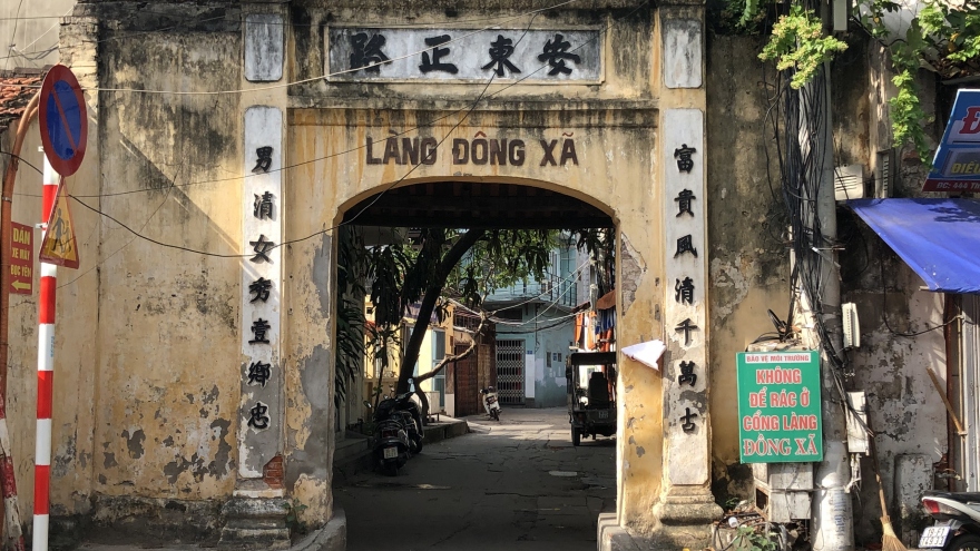 Cổng làng trong lòng phố phường Hà Nội vẫn nguyên vẹn hồn quê
