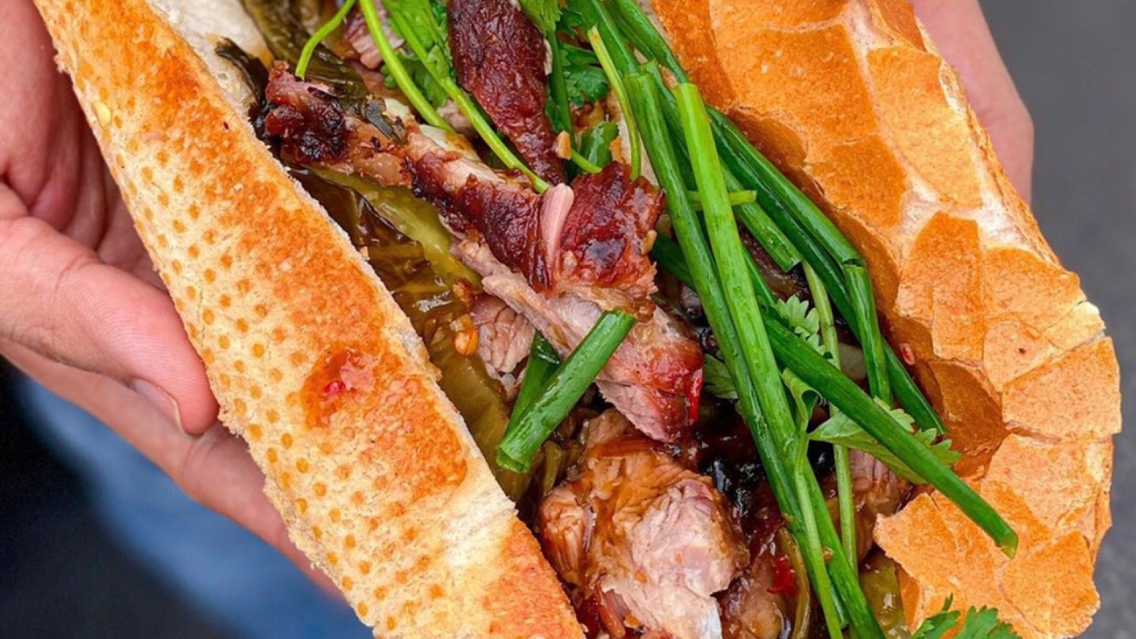 Bánh mì sườn sụn và loạt món ngon đổi vị ngày hè ở TP.HCM