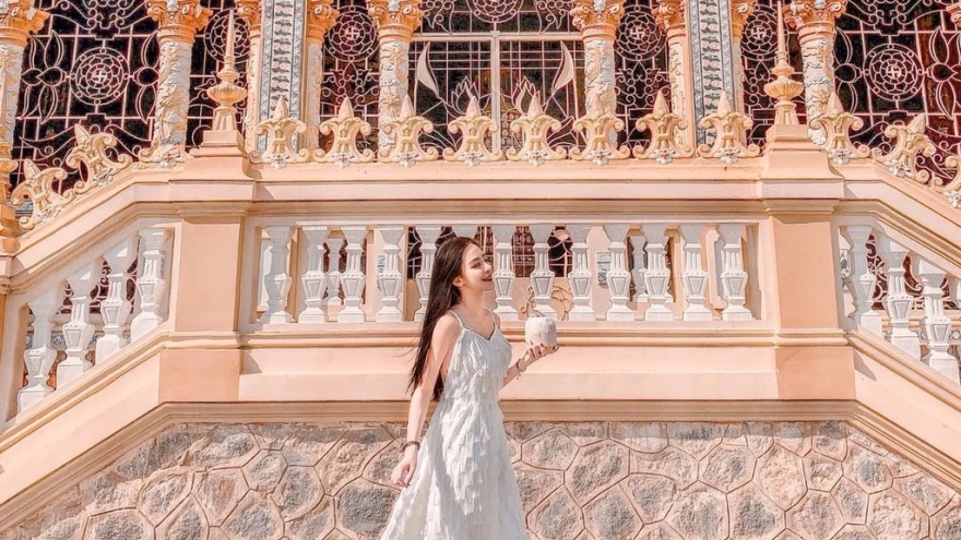 Đi hết những ngôi chùa lên hình đẹp tựa cung điện ở miền Tây