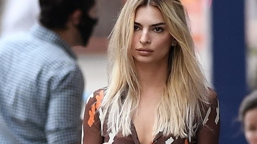 “Thiên thần” Emily Ratajkowski mặc đồ xuyên thấu khoe nội y nóng bỏng