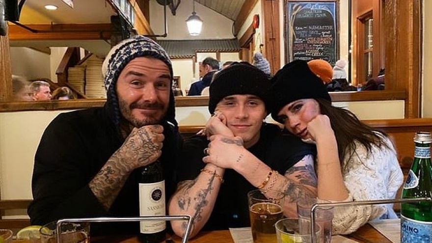 Cậu cả nhà Vic - Beck trở về nhà ở Anh đoàn tụ với bố mẹ