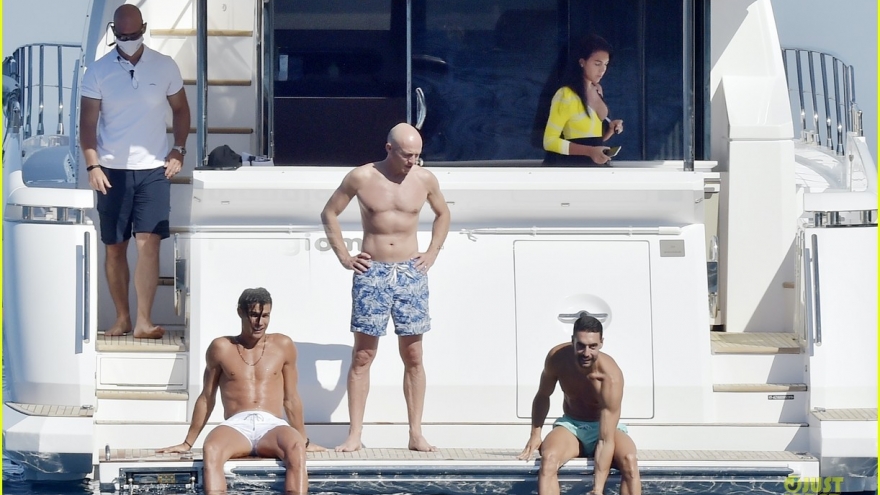 C.Ronaldo khoe body “6 múi” khi dạo chơi cùng bạn gái trên du thuyền