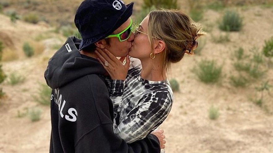 Vợ chồng Justin Bieber ngọt ngào hôn nhau giữa khung cảnh lãng mạn