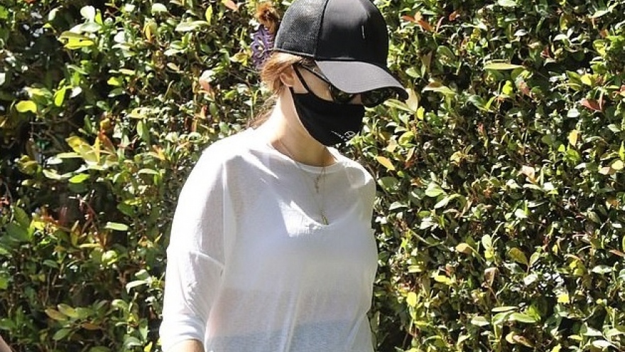 Con gái “Kẻ hủy diệt” mặc áo xuyên thấu, lộ rõ bụng bầu khi đi dạo bộ