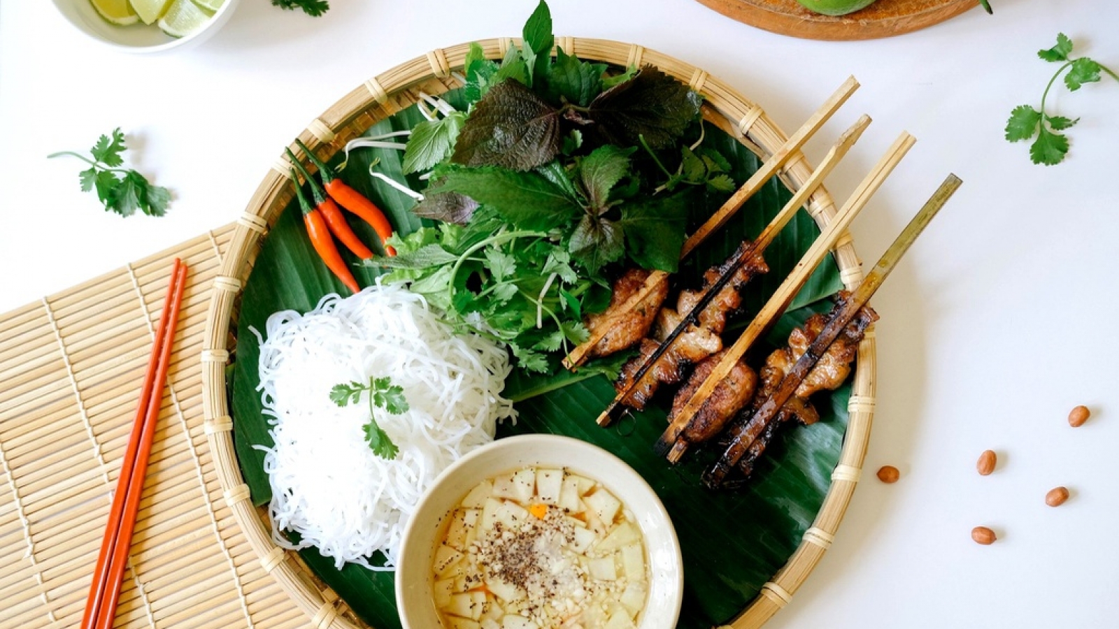 Bún chả que tre và loạt món nguội hút khách ngày hè ở TP.HCM