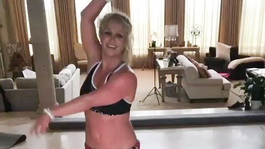 Britney Spears cười rạng rỡ, khoe body săn chắc khi tập nhảy tại nhà