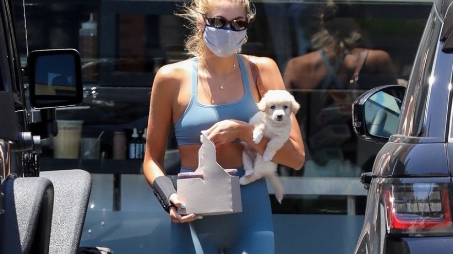 Con gái Cindy Crawford nhuộm tóc vàng, gợi cảm ôm thú cưng đi mua đồ