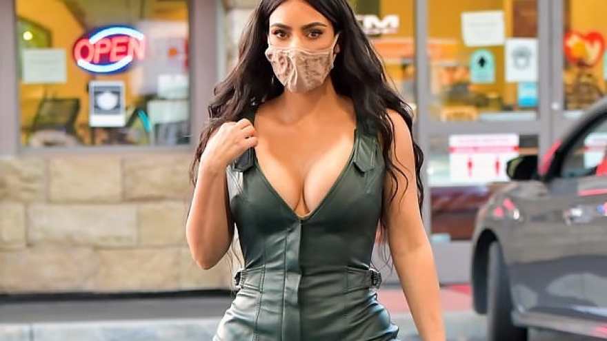 Kim Kardashian diện jumpsuit da khoe dáng “bốc lửa” ra phố