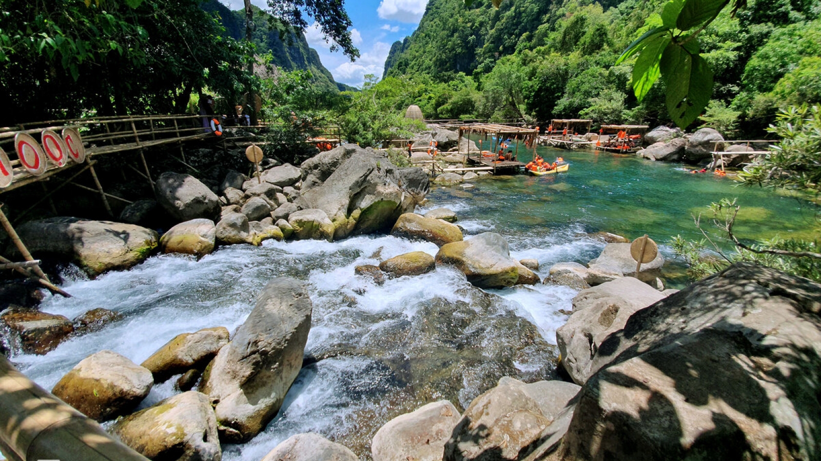 Nhào lộn, chèo thuyền dưới suối Moọc