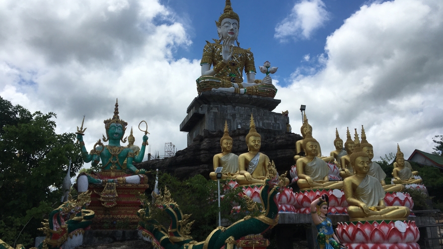 Phoukhaukhoai– ngôi chùa độc đáo giữa rừng Lào