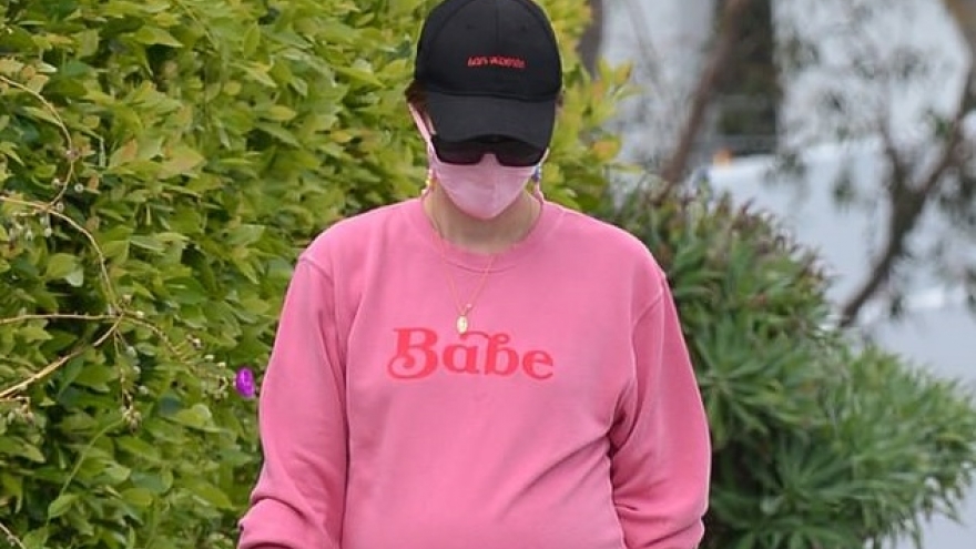 Con gái “Kẻ hủy diệt” đeo khẩu trang, mặc đồ bó lộ bụng bầu khi đi dạo bộ