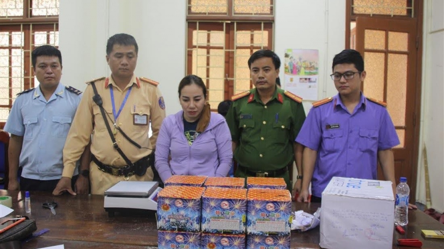 Bắt quả tang 2 đối tượng mang thuốc phiện và hàng cấm xuống phố tiêu thụ