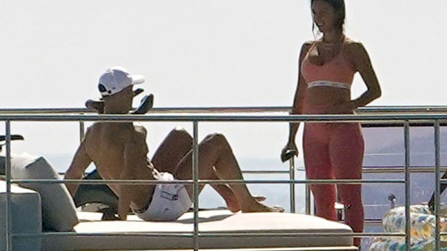 C.Ronaldo và bạn gái xinh đẹp vui vẻ tắm nắng trên du thuyền ở Ý