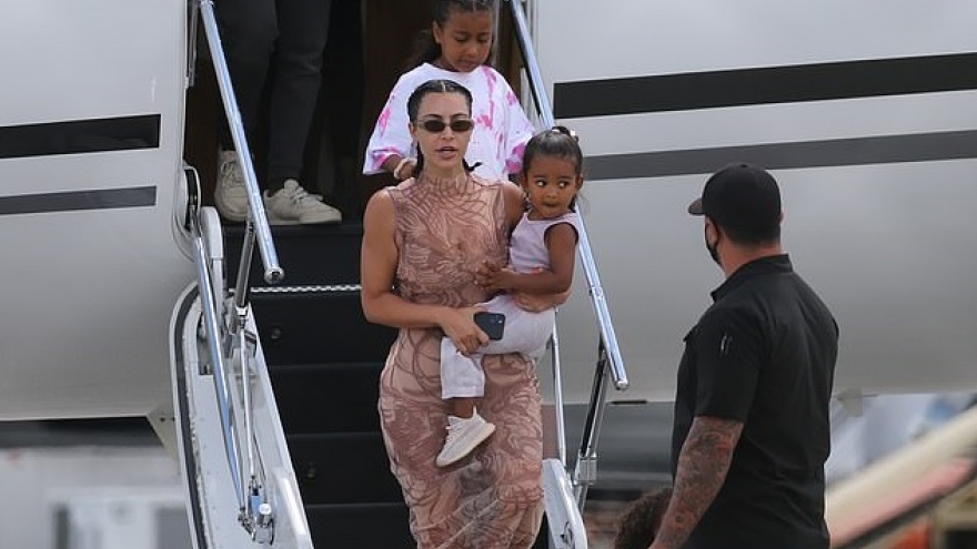 Vợ chồng Kim Kardashian vui vẻ đi du lịch sau ồn ào trục trặc tình cảm