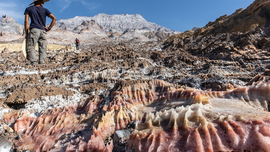 Những ngọn núi và sông băng được tạo ra từ muối