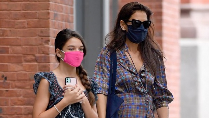 Bé Suri mặc đầm điệu đà ra dáng thiếu nữ khi đi dạo phố cùng mẹ