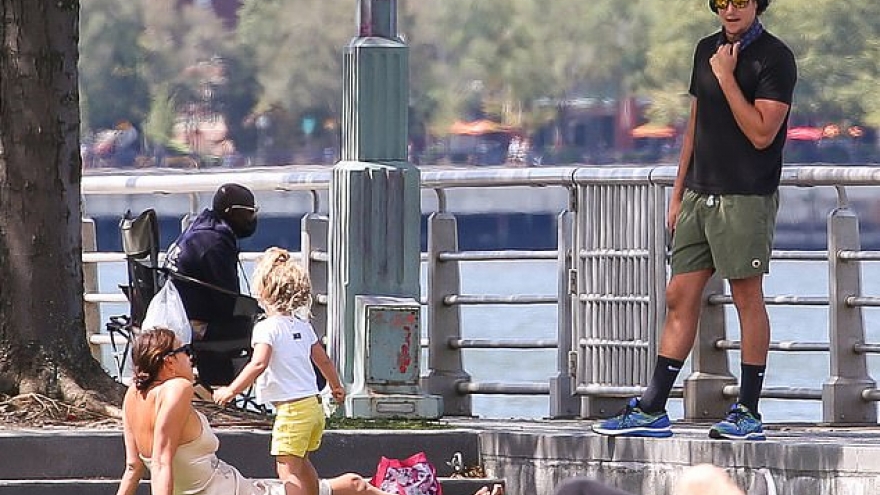 Irina Shayk cùng bạn trai tin đồn đưa con gái cưng ra công viên dạo chơi