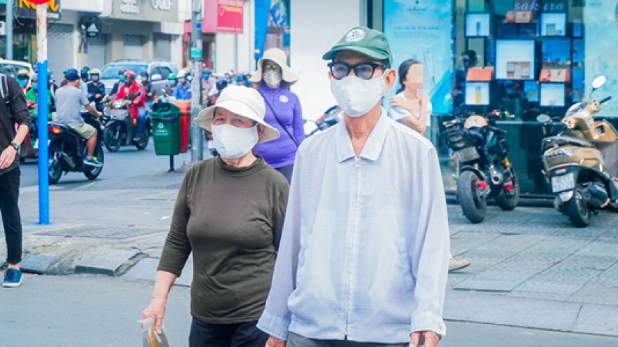 Người Sài Gòn đồng loạt bật chế độ bảo vệ bản thân bằng cách đeo khẩu trang