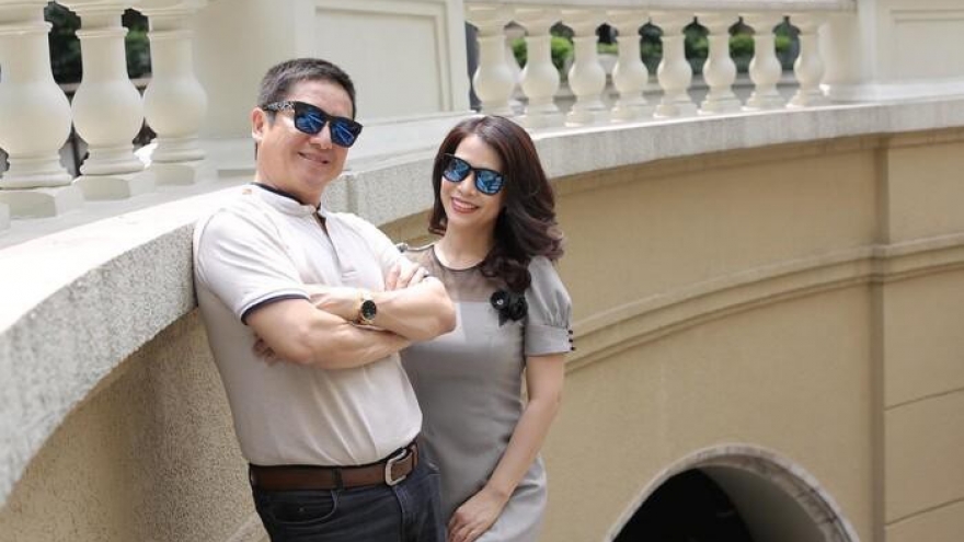 Nghệ sĩ Chí Trung được bạn gái Ý Lan tặng nhiều đồ sành điệu