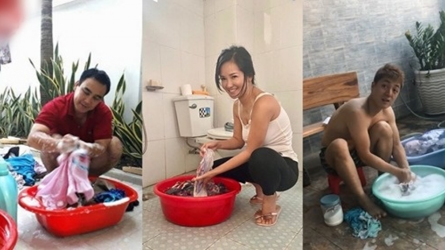Khoảnh khắc hiếm: Sao Việt cặm cụi ngồi giặt quần áo bằng tay