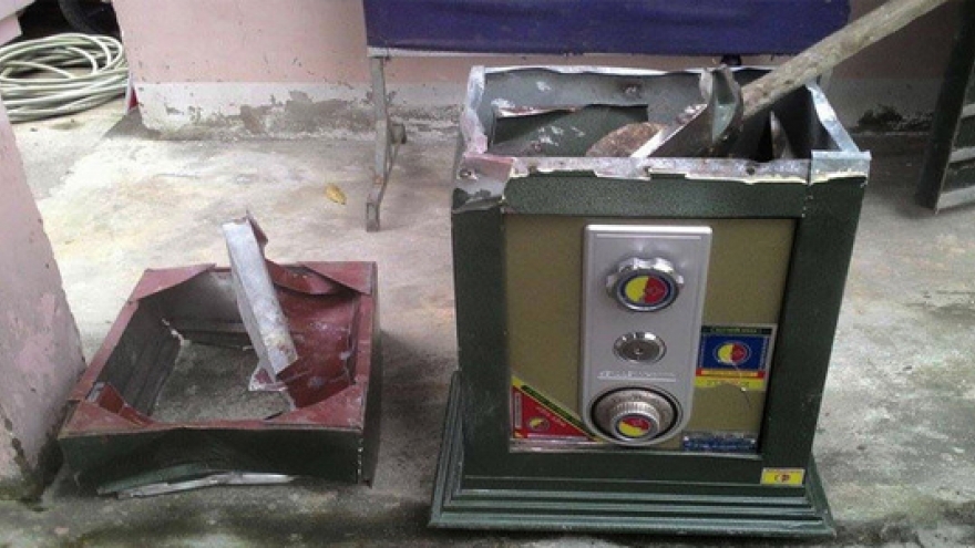 Nữ gia chủ cung cấp mật khẩu cửa chính, người thân vào nhà khoắng tiền tỷ