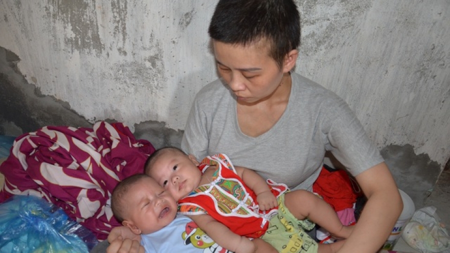 Đau nhói lòng cảnh 2 đứa trẻ song sinh khát sữa bên người mẹ mắc u não