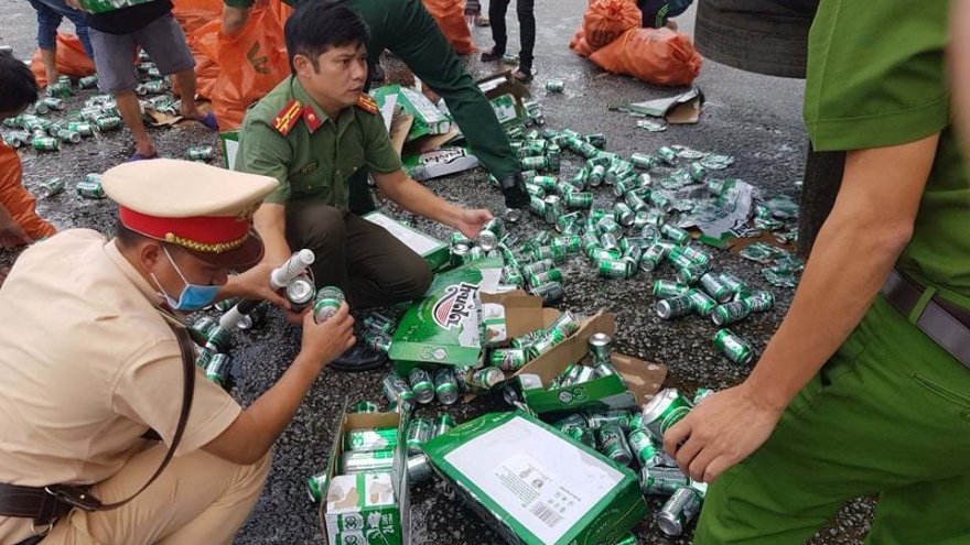 Xe tải chở bia đổ ra đường, công an cặm cụi gom giúp tài xế
