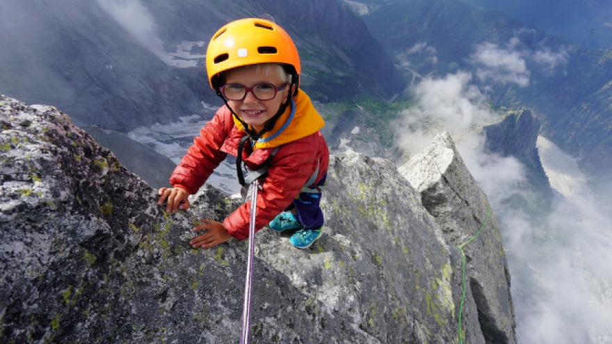 Bé trai 3 tuổi chinh phục đỉnh núi 3.000m