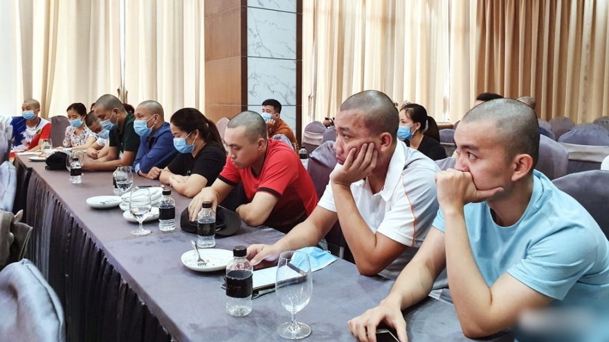 Nam y, bác sĩ TP Hải Phòng đồng loạt... cạo trọc trước khi vào tâm dịch Đà Nẵng