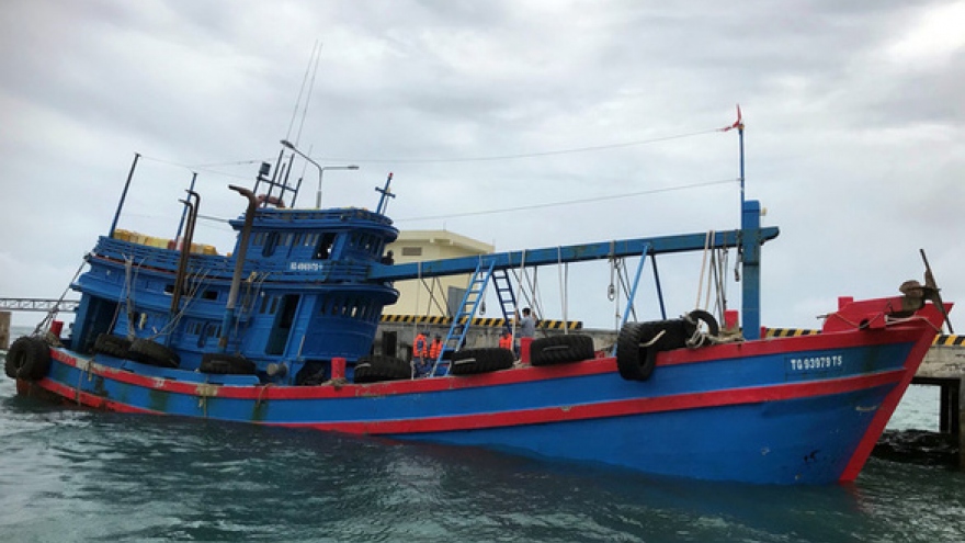 Cảnh sát biển bắt tàu chở 100.000 lít dầu DO không nguồn gốc