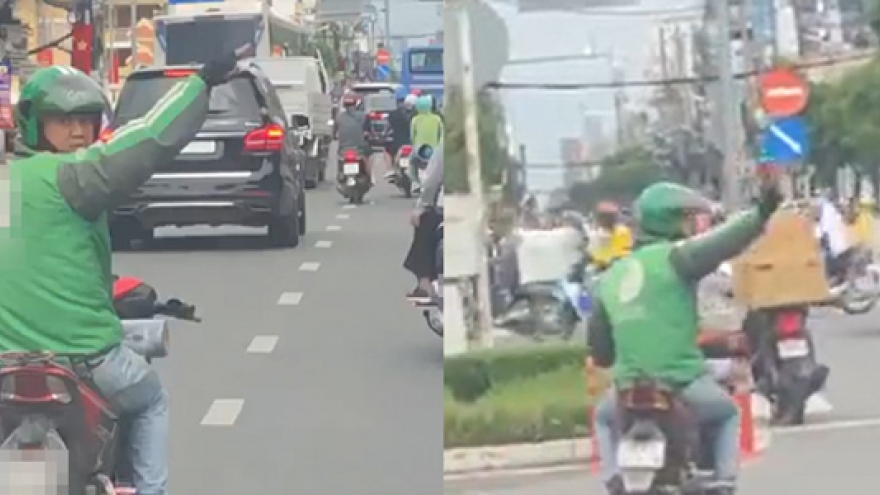 Tài xế xe ôm công nghệ mở đường cho xe cấp cứu ở TP.HCM