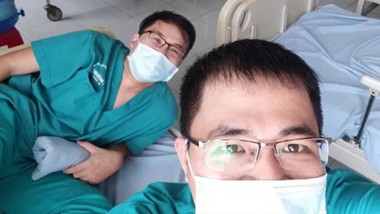 Bác sĩ bỏ thi, về quê đối đầu với dịch