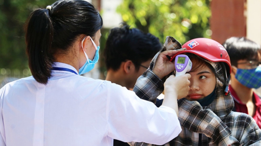 Nghệ An: Nhiều thí sinh hốt hoảng vì đo thân nhiệt gần 40 độ