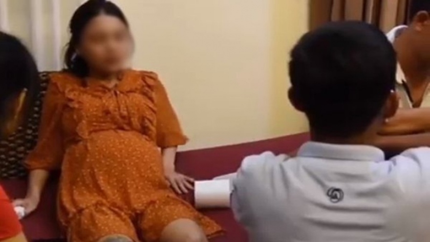 Bà bầu 'bay lắc' trong quán karaoke