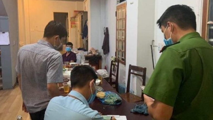 Gần chục người tụ tập ăn nhậu tại công ty xổ số khi đang cách ly xã hội