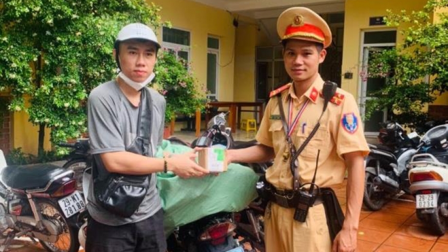 CSGT Hà Nội trả lại thùng hàng trị giá hơn 100 triệu cho người đánh rơi