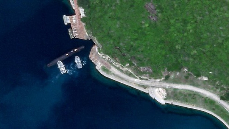 Tàu ngầm Trung Quốc nghi xuất hiện ở cửa hang bí ẩn trên Biển Đông